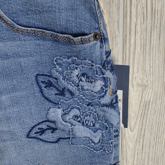 Universal Thread Shortie Shorts, Jean Shorts 2.5" Inseam, Embossed, NWT= - Picture 3 of 12